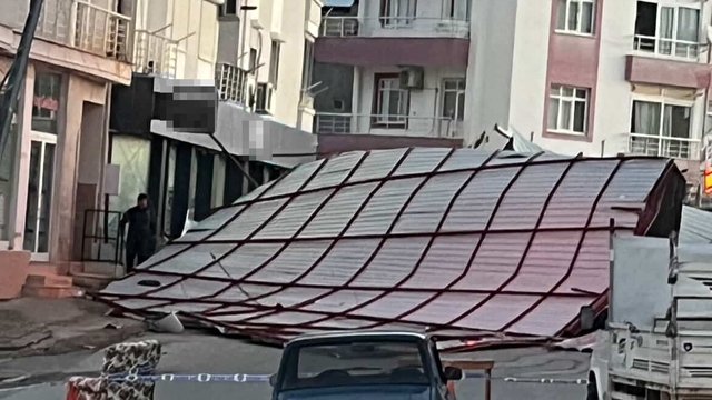 Mersin Mut'ta fırtına çatıyı uçurdu