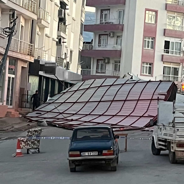 Mersin Mut'ta fırtına çatıyı uçurdu
