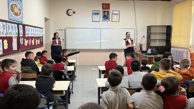 Çanakkale'de jandarma ekipleri KADES ve güvenlik hakkında bilgilendirdi