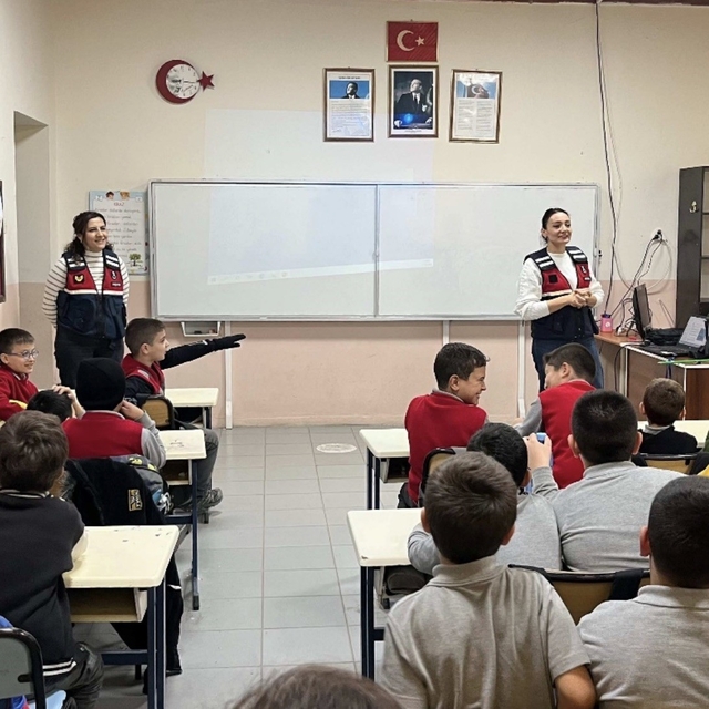 Çanakkale'de jandarma ekipleri KADES ve güvenlik hakkında bilgilendirdi