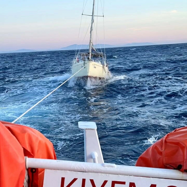 Datça'da sürüklenen tekne kurtarıldı