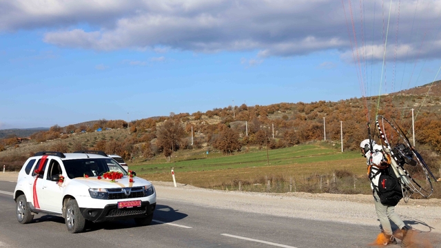 Paramotorla inip gelin arabasının önünü kestiler
Paramotorcu damadın arkadaşlarından düğünde damga vuran şov