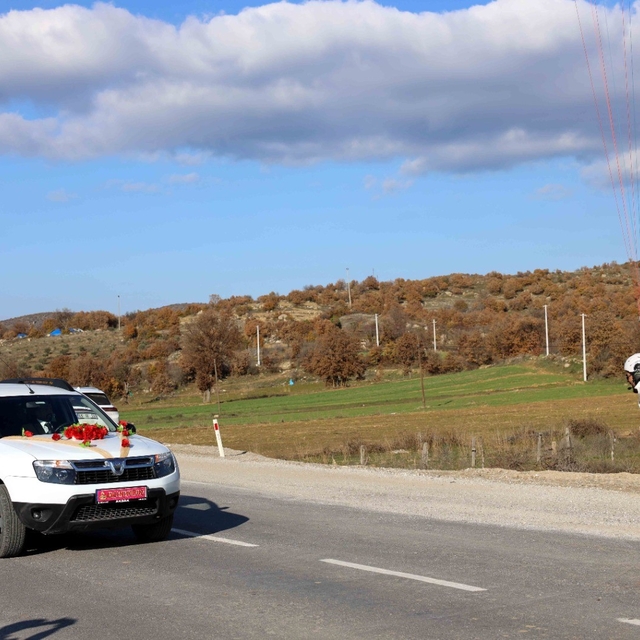 Paramotorla inip gelin arabasının önünü kestiler
Paramotorcu damadın arkada...