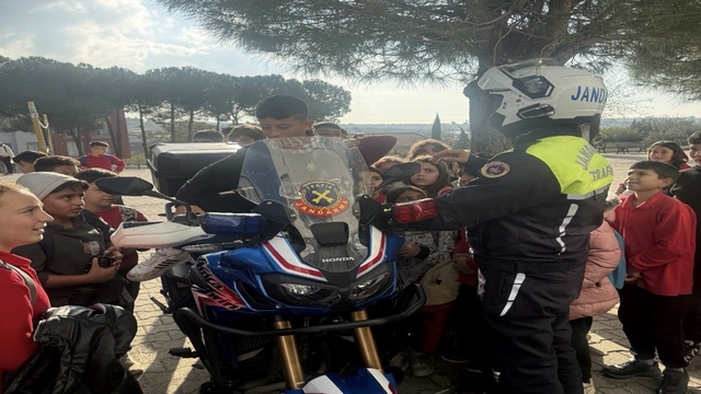 Ezine'de jandarmadan öğrenci ve öğretmenlere trafik bilgilendirmesi