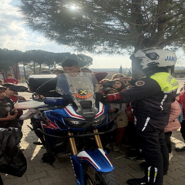 Ezine'de jandarmadan öğrenci ve öğretmenlere trafik bilgilendirmesi