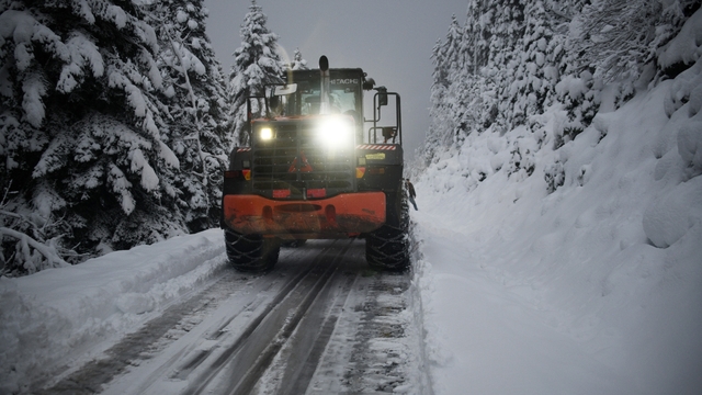 Kastamonu'da ekiplerin köy yollarındaki zorlu karla mücadelesi başladı