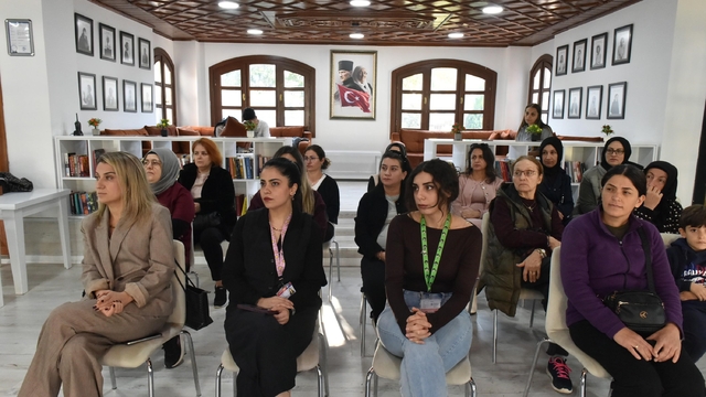 Zübeyde Hanım Kadın Eğitim ve Sosyal Tesisi'nde kadın sağlığı konuşuldu