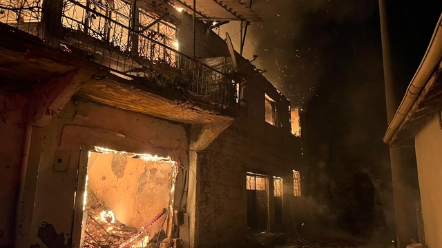 Manisa'da yangın felaketi
Yangında 5 ev hasar gördü, 1 kişi öldü 2 kişi de yaralandı