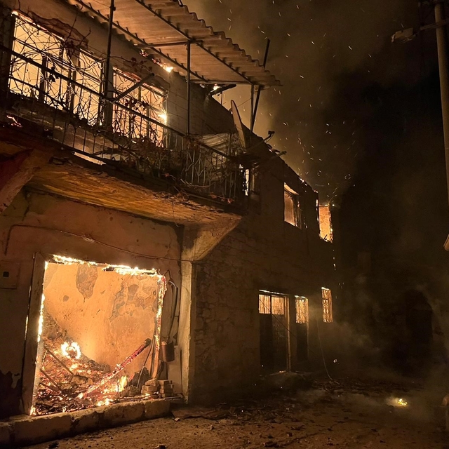 Manisa'da yangın felaketi
Yangında 5 ev hasar gördü, 1 kişi öldü 2 kişi de...