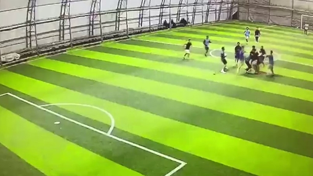 Halı sahadaki tekme tokatlı kavga kameraya yansıdı
Pozisyon anlaşmazlığı kavgaya dönüştü maç hastanede bitti