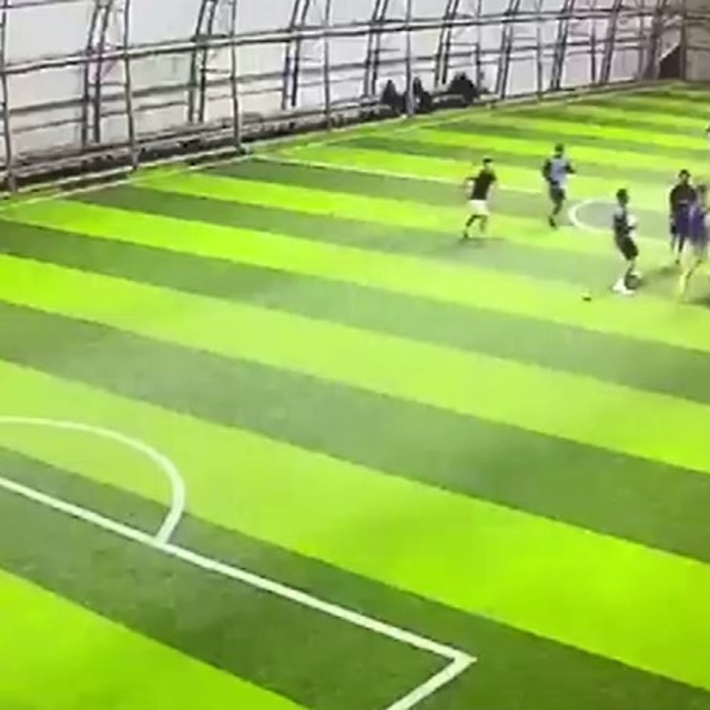 Halı sahadaki tekme tokatlı kavga kameraya yansıdı
Pozisyon anlaşmazlığı ka...