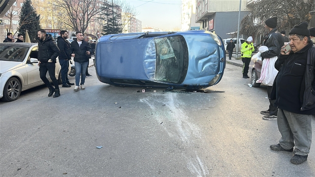 Park halindeki araçlara çarpan otomobil takla attı: 2 yaralı