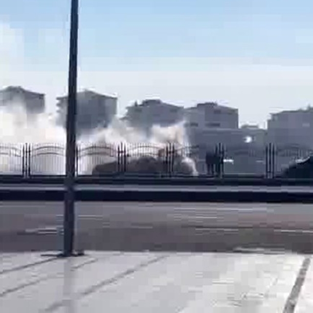 Diyarbakır'da seyir halindeki taksi alev aldı