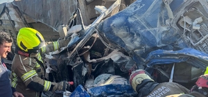 Bariyerlere saplanıp demir yığınına dönen kamyon kabininde can pazarı
İstanbul İzmir otobanı Bursa çevre yolu dinlenme tesislerinde bariyerlere giren kamyonun sürücüsü yaralı olarak kurtarıldı
Bursa Büyükşehir İtfaiye Daire Başkanlığı ekipleri, sıkışan sürücüyü yaralı olarak kurtarıp hastaneye sevk etti
İtfaiye ekipleri demir yığınında sıkışan sürücüye "dayan" dediler o da "dayanırım abi" deyip kurtarılmayı bekledi