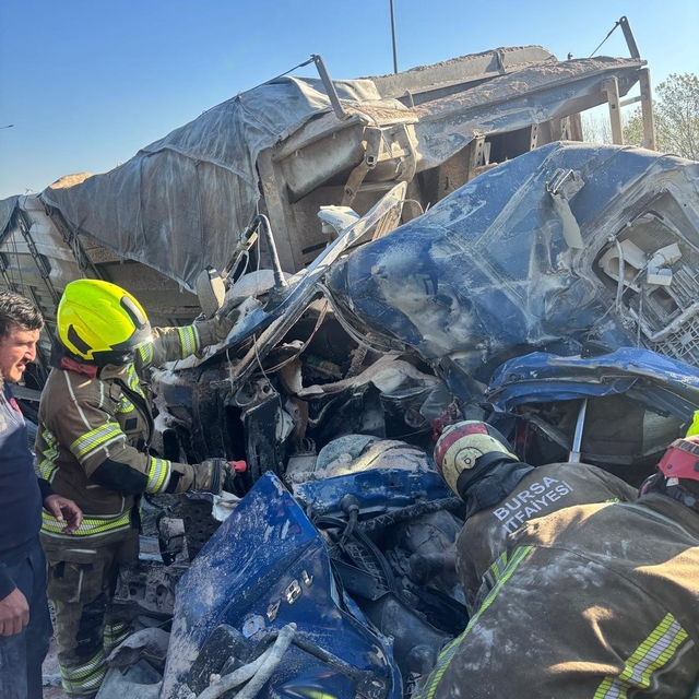 Bariyerlere saplanıp demir yığınına dönen kamyon kabininde can pazarı
İstan...