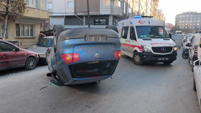 Kütahya'da devrilen otomobildeki 2 kişi yaralandı