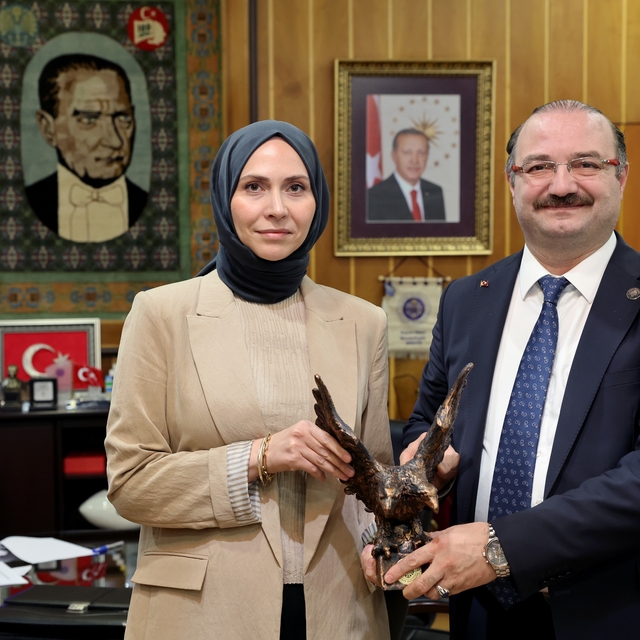 Rektör Hacımüftüoğlu, Tüba-Gebip ödülü sahibi Prof. Dr. Rabia Meryem Yılmaz...