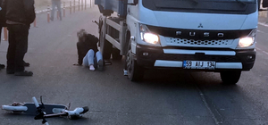 Devrilen skuterin sürücüsünün ayağının üzerinden kamyonet geçti