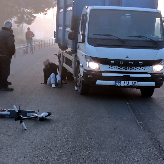 Devrilen skuterin sürücüsünün ayağının üzerinden kamyonet geçti