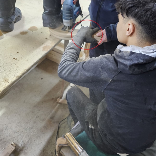 Eline çaktığı ahşap parçasıyla hastaneye kaldırıldı