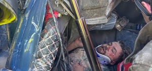 Bariyerlere çarpan TIR’da sıkışan sürücüyü itfaiye kurtardı