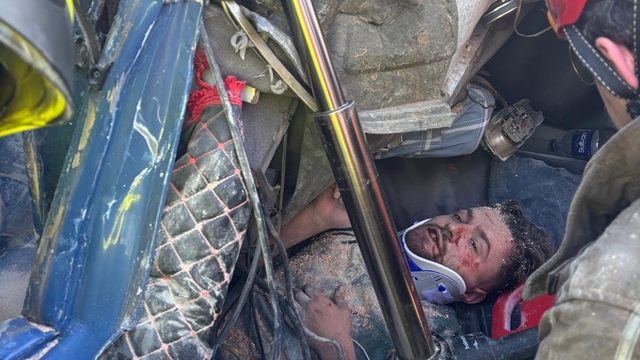 Bariyerlere çarpan TIR'da sıkışan sürücüyü itfaiye kurtardı