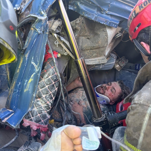 Bariyerlere çarpan TIR'da sıkışan sürücüyü itfaiye kurtardı