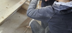 İnegöl’de işçi elini tahtaya çaktı, itfaiye ekipleri kurtardı