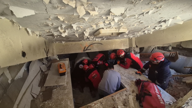 Enkazda yaralı aradılar: Tekirdağ'da deprem tatbikatı
Gerçeğini aratmayan arama kurtarma tatbikatı