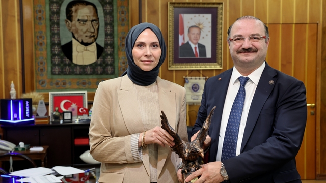 Rektör Hacımüftüoğlu, Tüba-Gebip ödülü sahibi Prof. Dr. Rabia Meryem Yılmaz'ı ağırladı