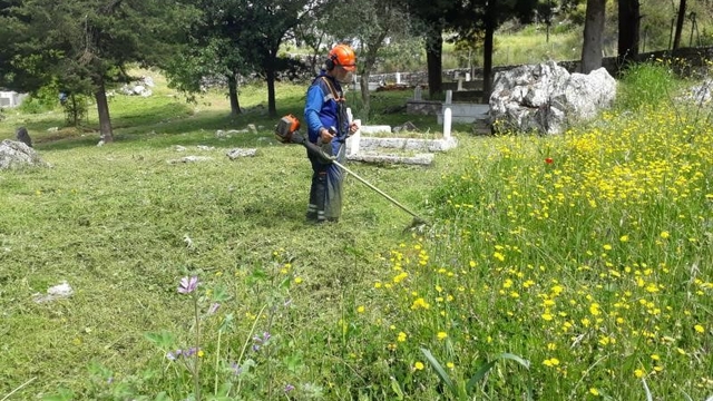Muğla'da mezarlıklarda temizlik ve bakım çalışmaları aralıksız sürüyor
