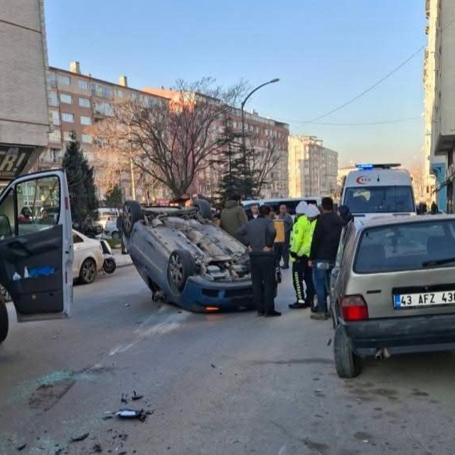 Kütahya'da park halindeki araçlara çarpan otomobil takla attı: 2 yaralı