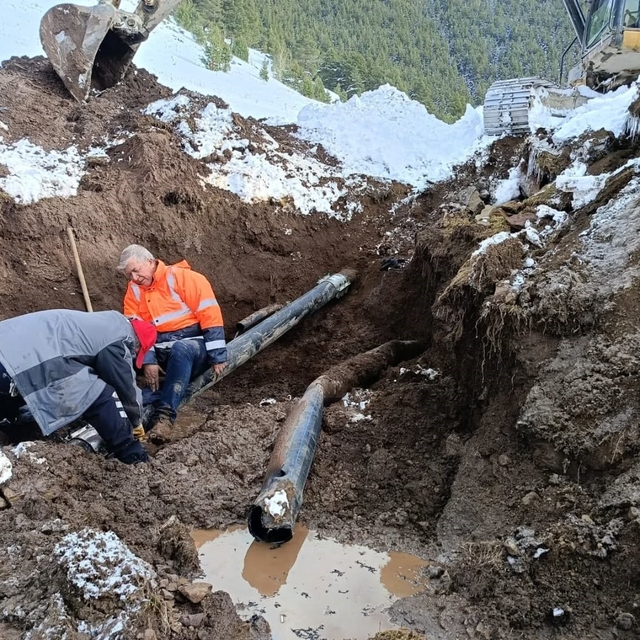 Ilgar Dağı Geçidi'nde tünel çalışmasında su borusu patladı