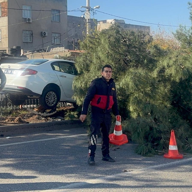 Diyarbakır'da otomobil ve cip çarpıştı; 1'i ağır, 3 yaralı