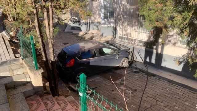 Apartmanın bahçesine uçan otomobildeki 4 kişi yaralandı; kaza kamerada