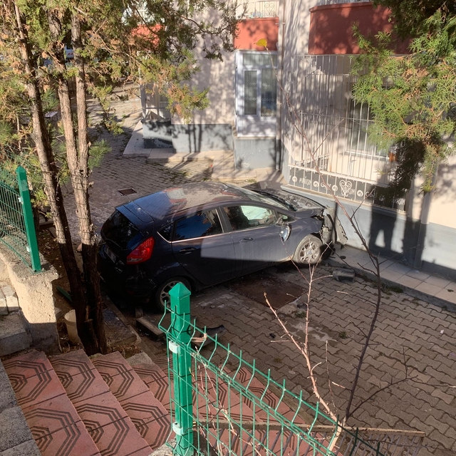 Apartmanın bahçesine uçan otomobildeki 4 kişi yaralandı; kaza kamerada