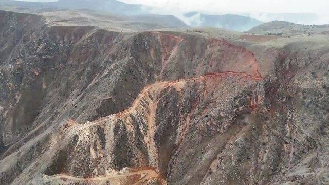 Keban'da yol çalışması sürüyor