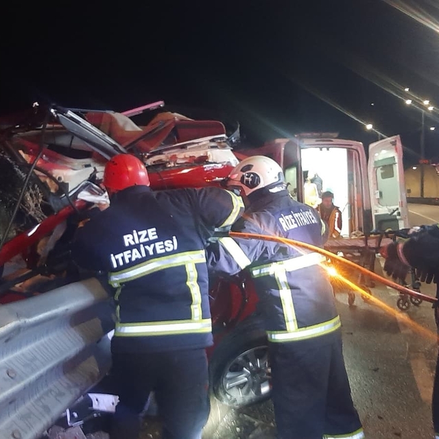 Rize'de otomobil bariyerlere çarptı: 1 ölü, 1 yaralı