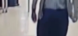 Çamurlu ayakkabısını çıkarıp, çorapla markette alışveriş yaptı