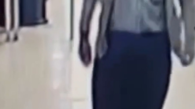 Çamurlu ayakkabısını çıkarıp, çorapla markette alışveriş yaptı