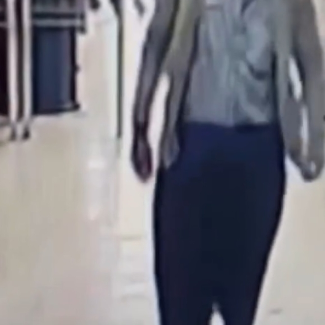 Çamurlu ayakkabısını çıkarıp, çorapla markette alışveriş yaptı