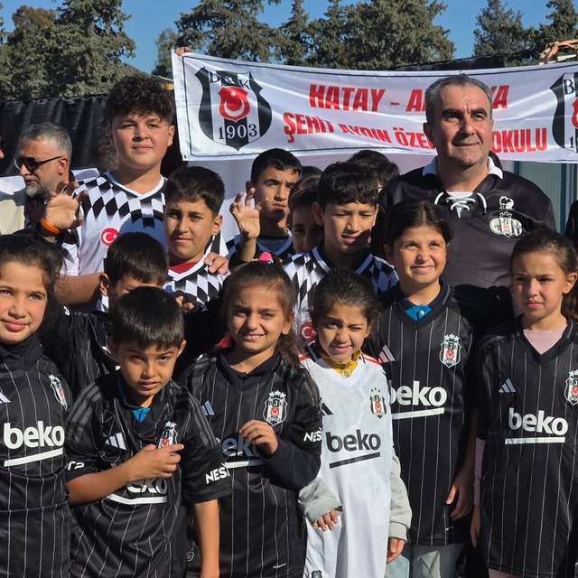 Beşiktaş'tan deprem bölgesi Hatay'da 'Bu Forma Benden Sana Kardeşim Kampany...