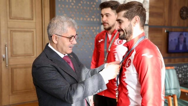 Niğdeli milli güreşçilerden Vali Çelik'e ziyaret