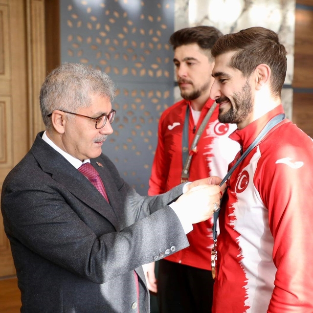 Niğdeli milli güreşçilerden Vali Çelik'e ziyaret