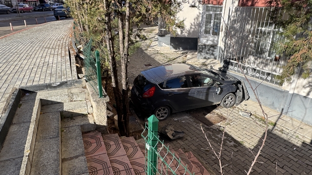 Yozgat'ta apartmanın bahçesine düşen otomobildeki 4 kişi yaralandı