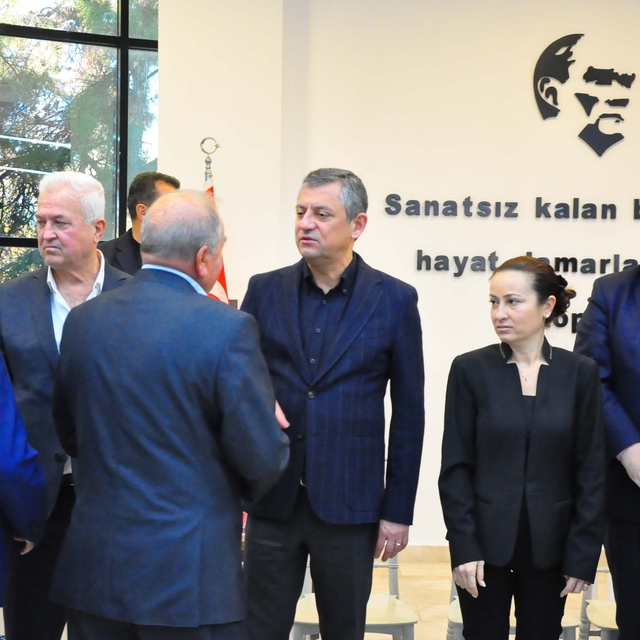 Özgür Özel, Gülşah Durbay'ın ailesi ile birlikte taziyeleri kabul ediyor