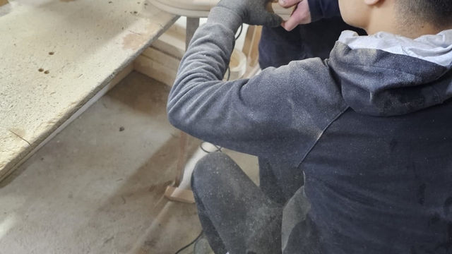 İnegöl'de işçi elini tahtaya çaktı, itfaiye ekipleri kurtardı