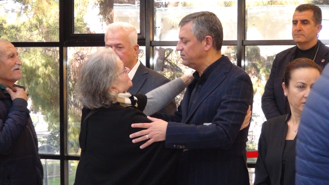 Özgür Özel, Gülşah Durbay'ın 3. gün taziyesine katıldı
Manisalılar hayatın kaybeden Şehzadeler Belediye Başkanı Gülşah Durbay'ın ailesine ve CHP yönetimine taziyelerini sunmak için uzun kuyruklar oluşturdu