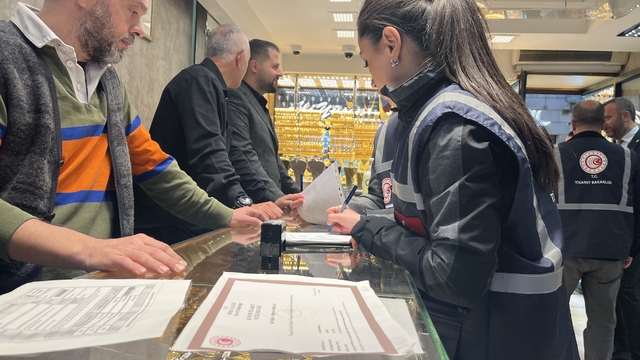 Bursa'da kuyumculara şok baskın: 82 kuyumcuya 16 milyon TL idari para cezası kesildi
Bursa'da kurallara uymayan işletmelere 67 milyon lira üzeri ceza kesildi