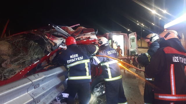 Rize'de otomobil bariyerlere çarptı: 1 ölü, 1 yaralı